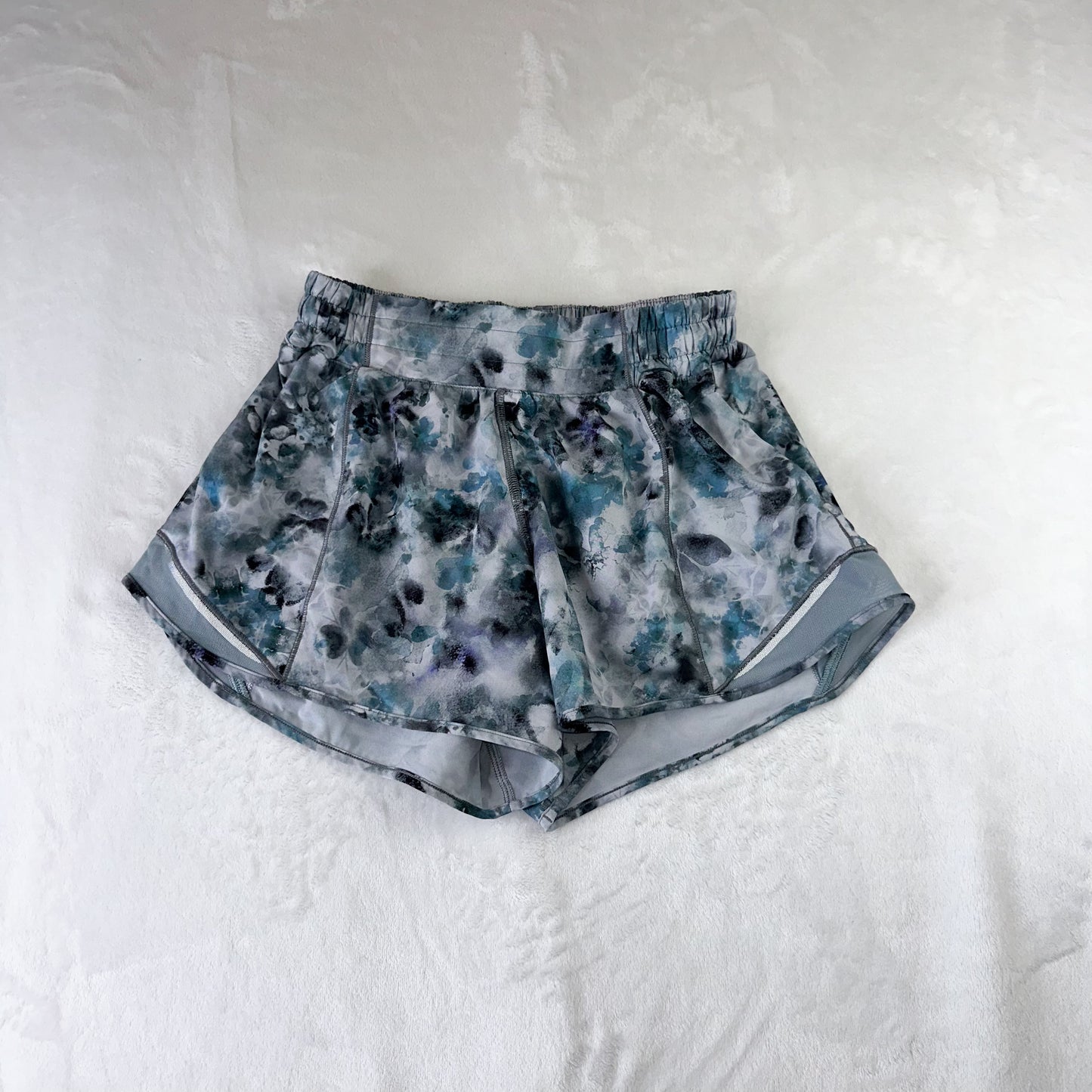 Size 6 Kaleidofloral Multi/Blue Cast Hotty Hot Short 4”