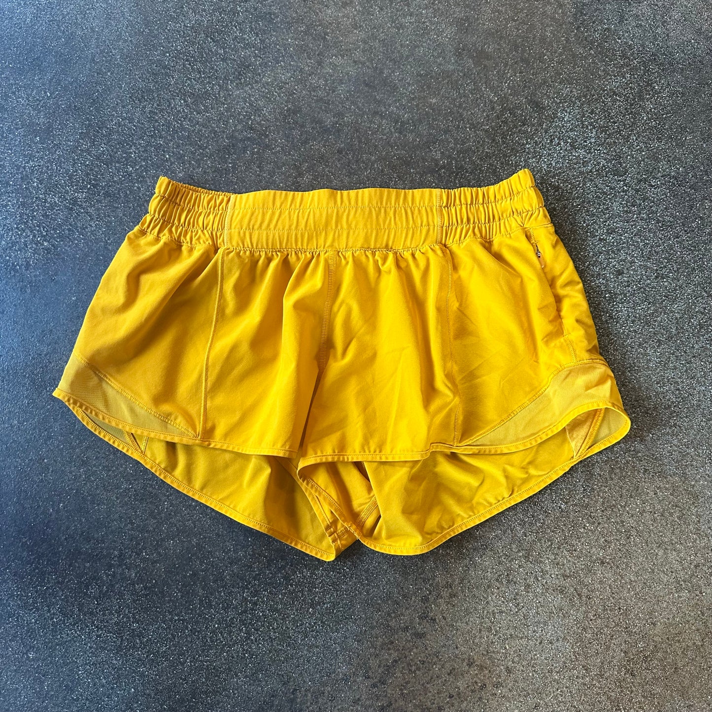 Size 8 Amber Aura Hotty Hot Short 2.5”