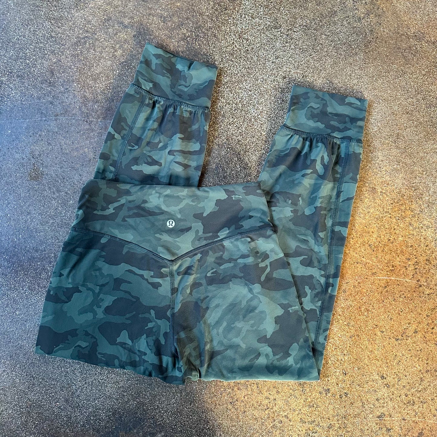 Size 4 Incognito Camo Multi Gator Green Align Jogger 23”