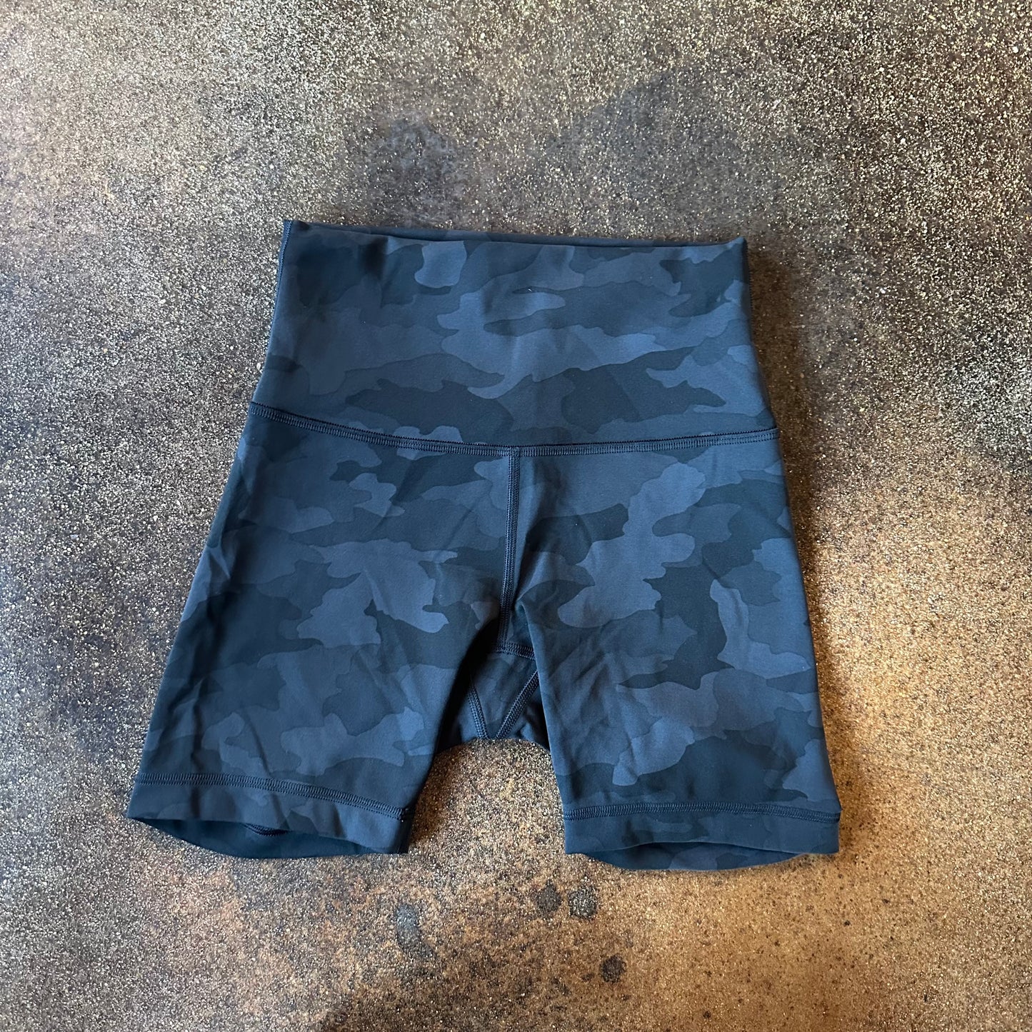 Size 6 Incognito Camo 
Multi Grey Wunder Train Short 6”