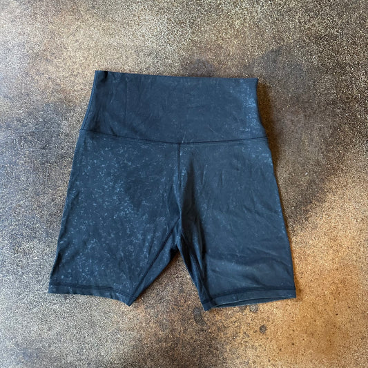 Size 6 Speckle Emboss Black Align Short 8”