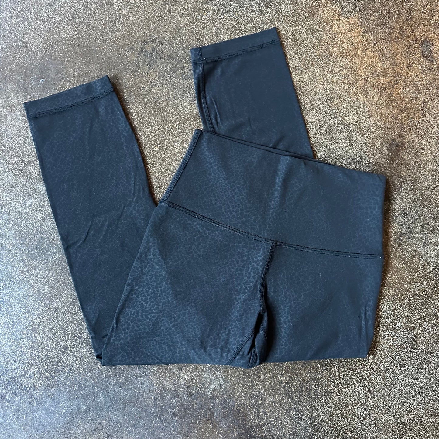 Size 4 Formulate Emboss Black Align Legging 21”