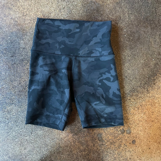 Size 2 Incognito Camo Multi Grey Wunder Train Short 6”