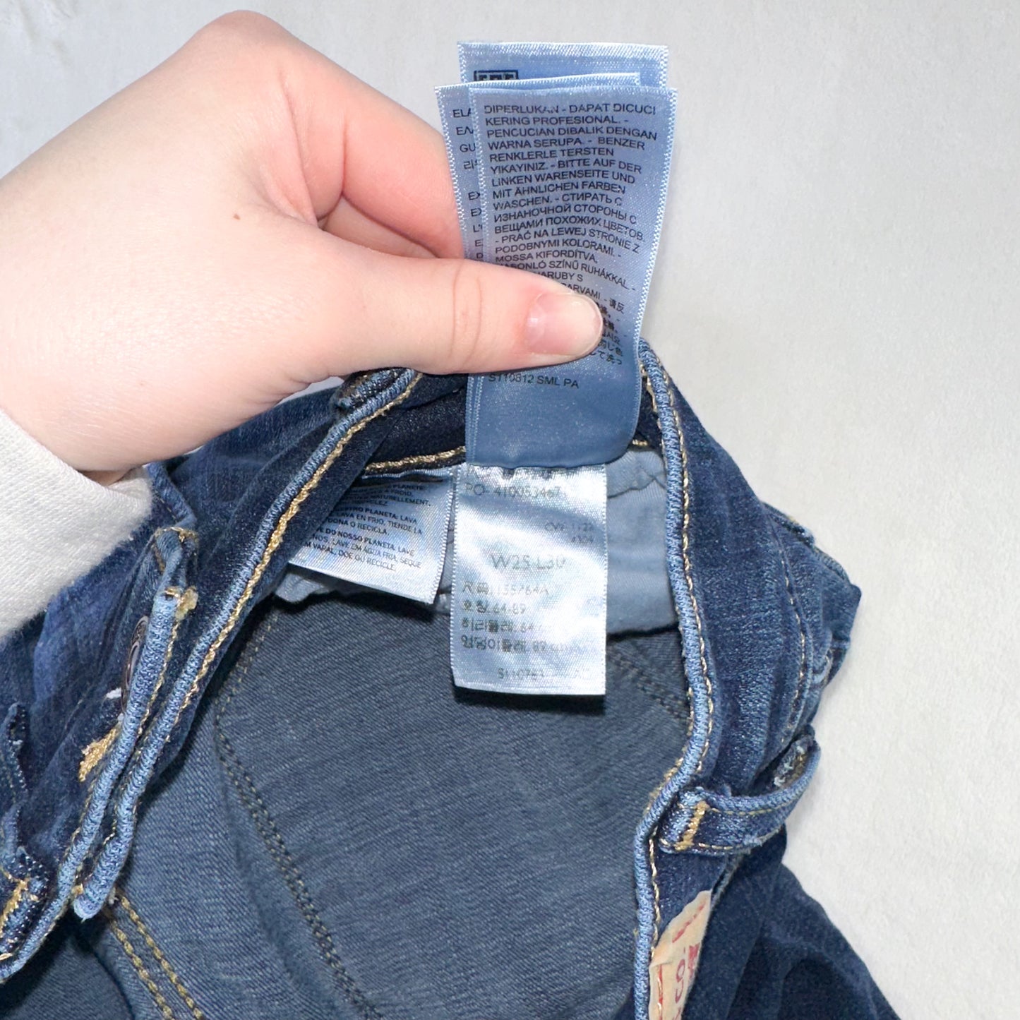 Size 25 Dark Blue Bootcut Levi’s Jeans 30”