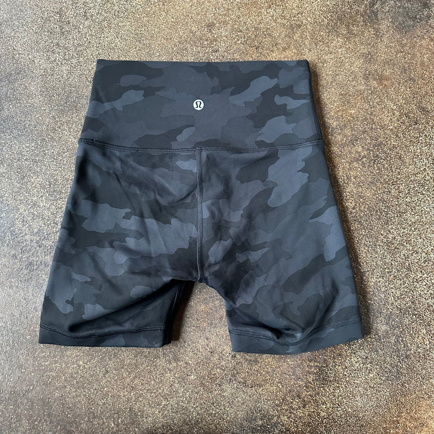 Size 4 Incognito Camo Multi Grey Wunder Train Short 6”