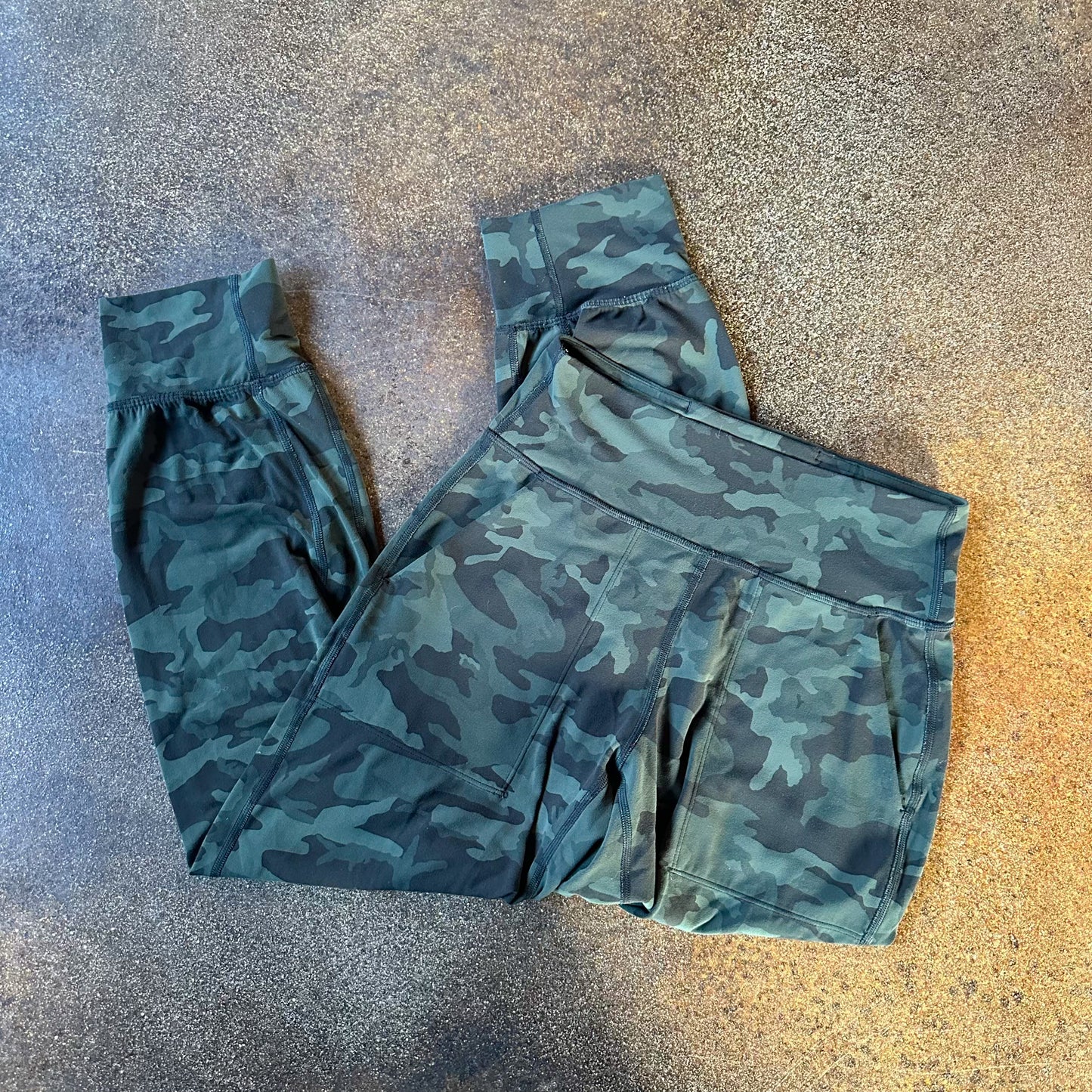 Size 4 Incognito Camo Multi Gator Green Align Jogger 23”