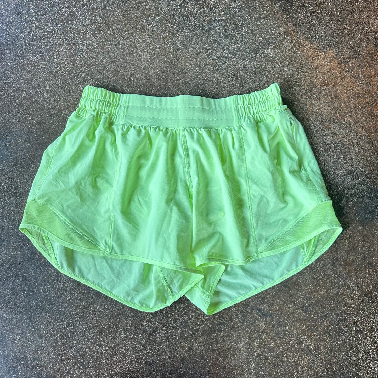 Size 8 Faded Zap Hotty Hot Short 4”