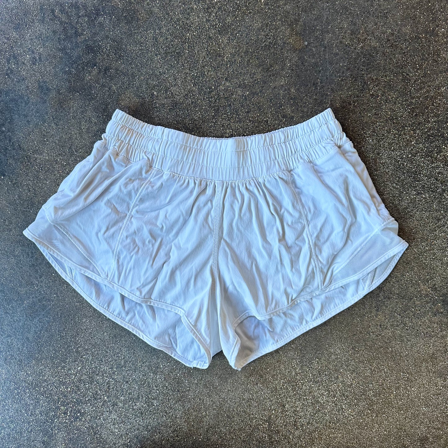 Size 4 White Hotty Hot Short 2.5”