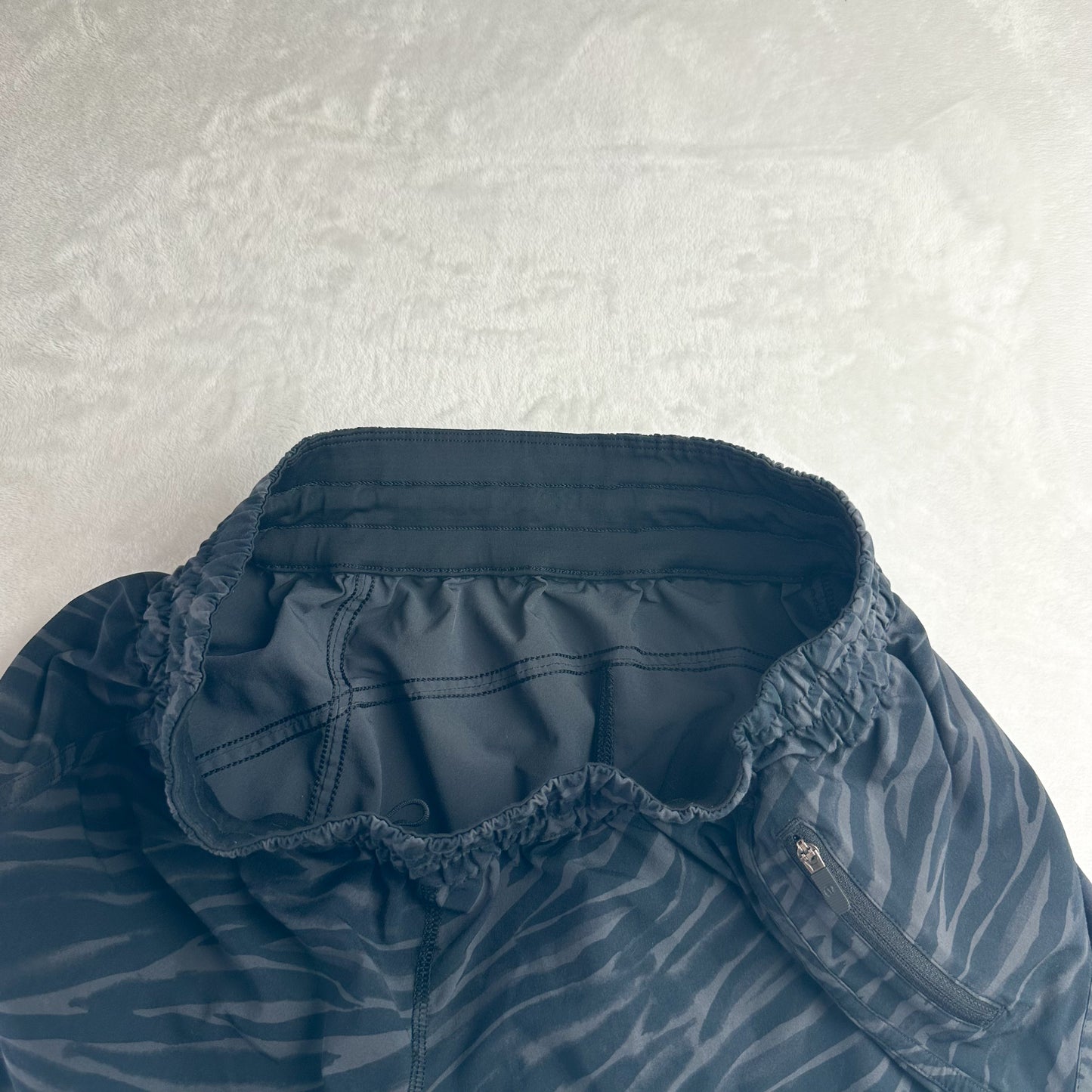 Size 8 Le Tigre Camo Deep Coal Multi Tracker Short 4”