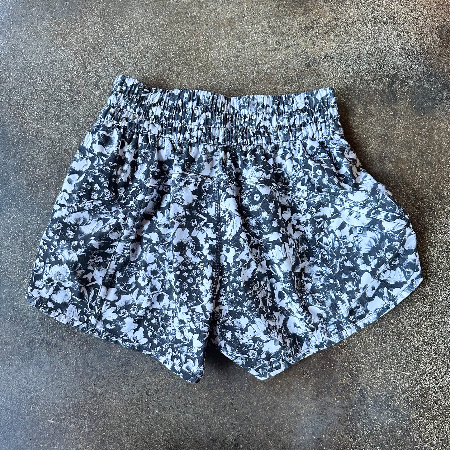 Size 6 Mash Up White/Black Tracker Short 4”