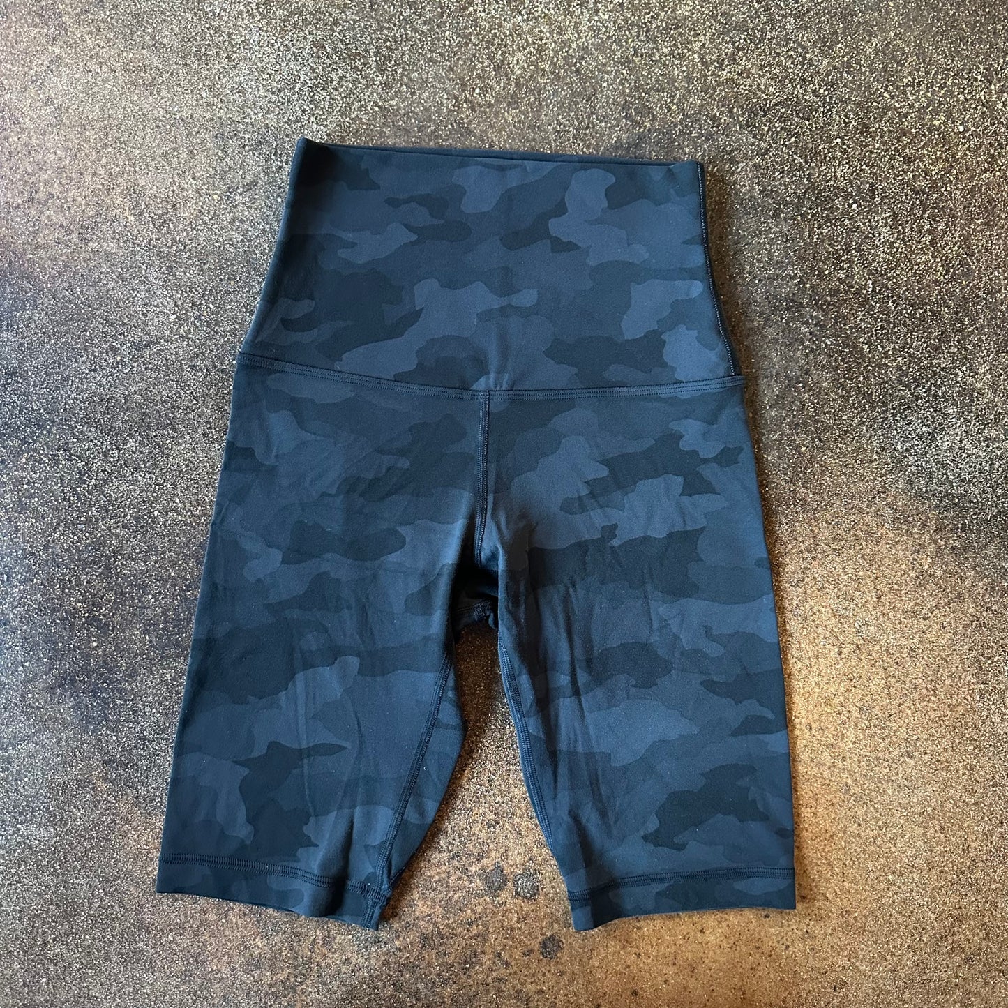 Size 4 Incognito Camo 
Multi Grey Super High Rise Align *10"