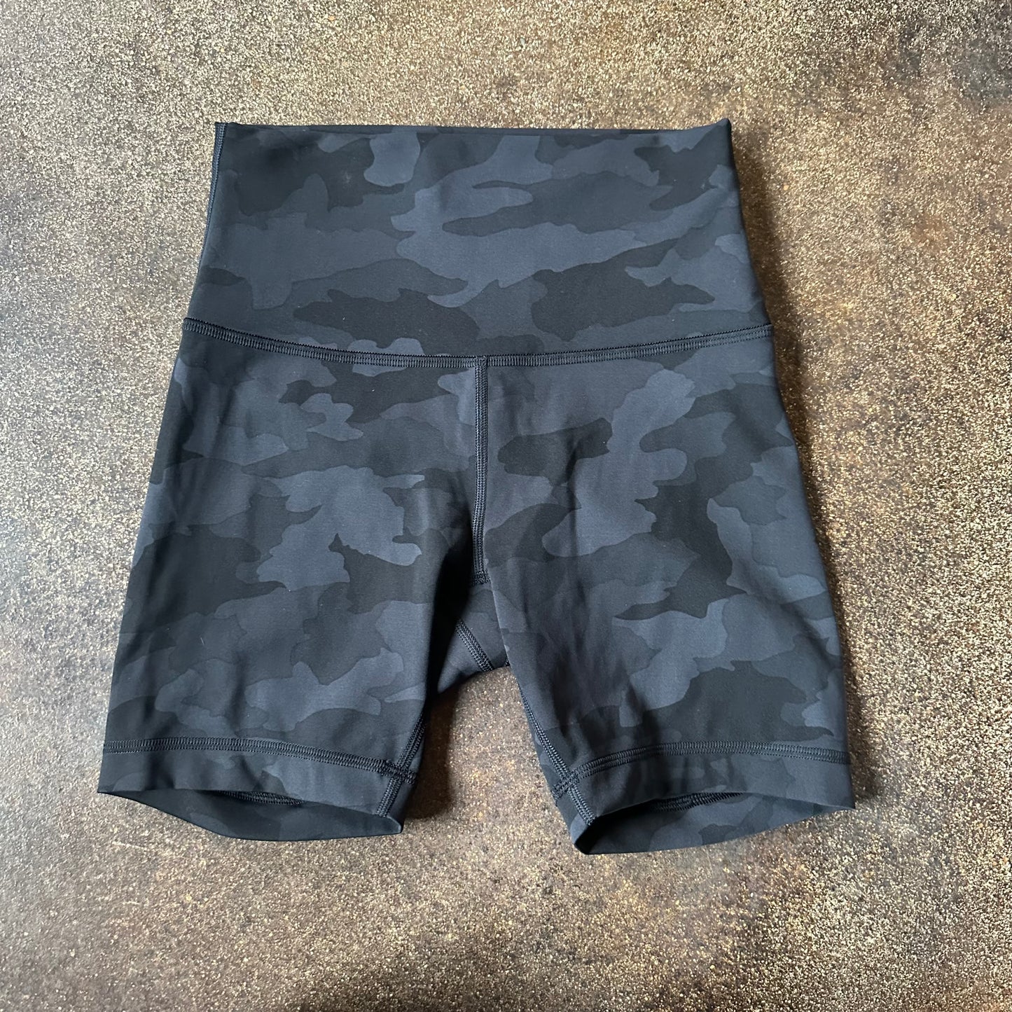 Size 4 Incognito Camo Multi Grey Wunder Train Short 6”