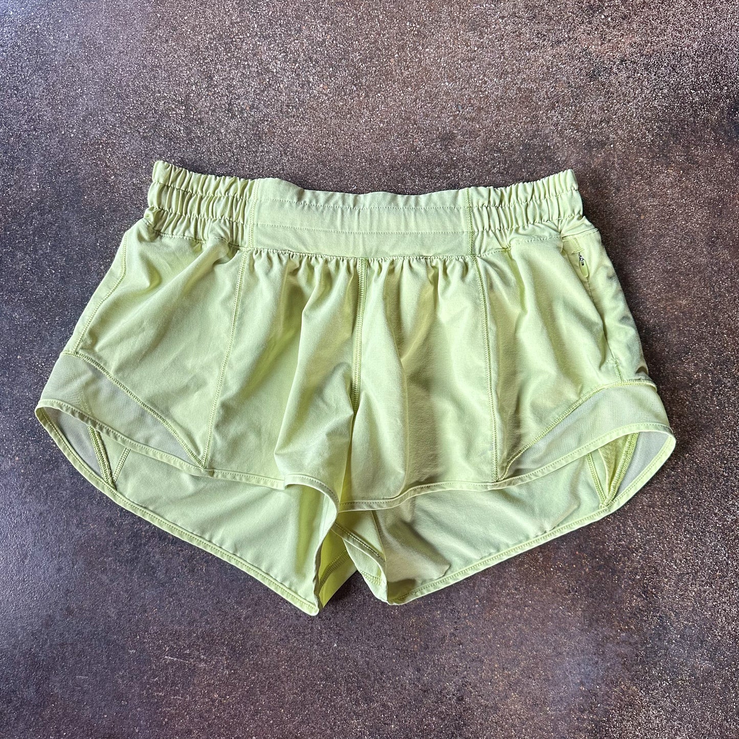 Size 6 Lemon Vibe Hotty Hot Short 2.5”