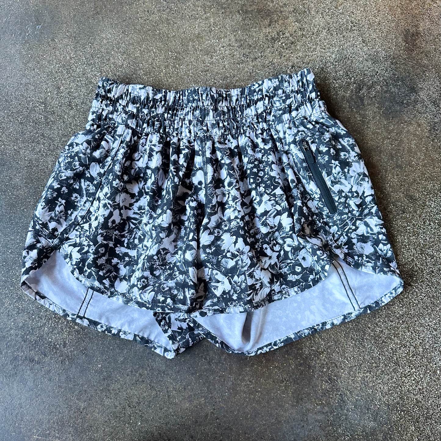 Size 6 Mash Up White/Black Tracker Short 4”