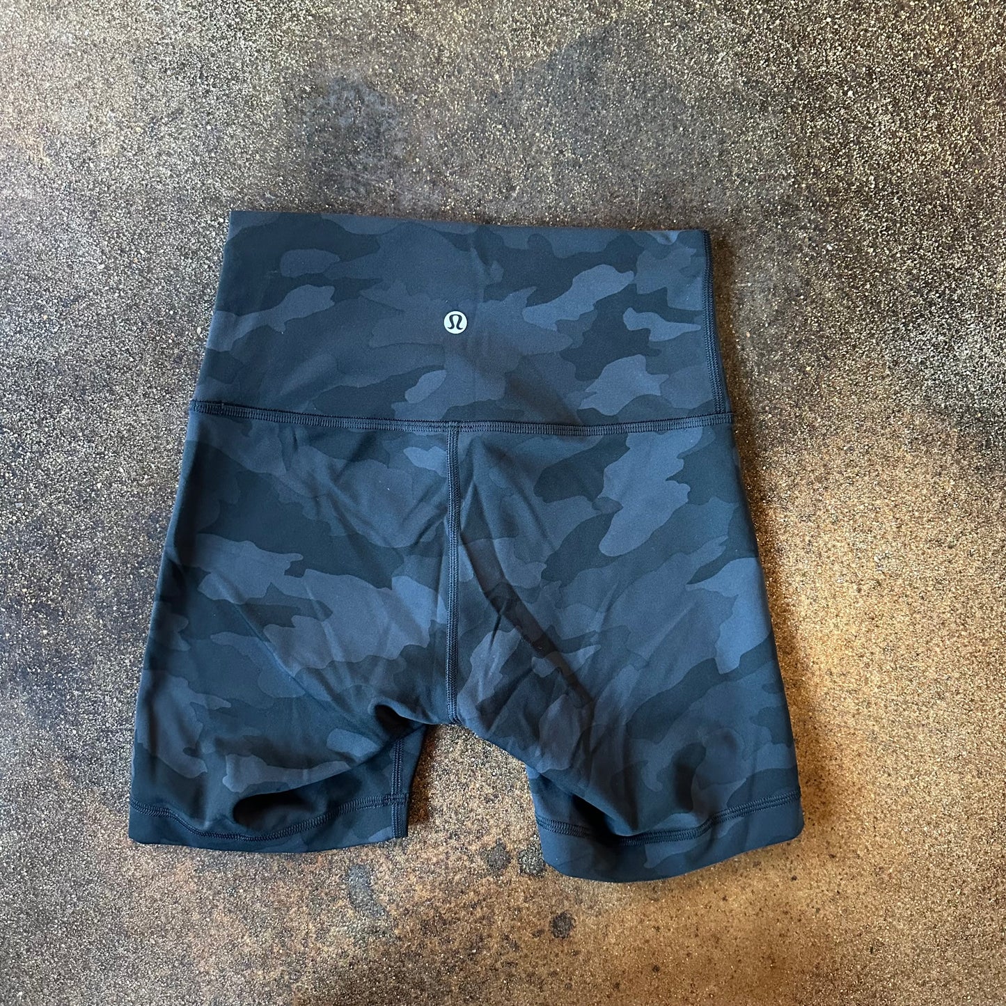 Size 6 Incognito Camo 
Multi Grey Wunder Train Short 6”