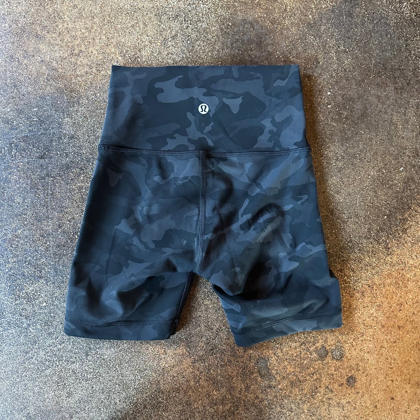 Size 2 Incognito Camo Multi Grey Wunder Train Short 6”